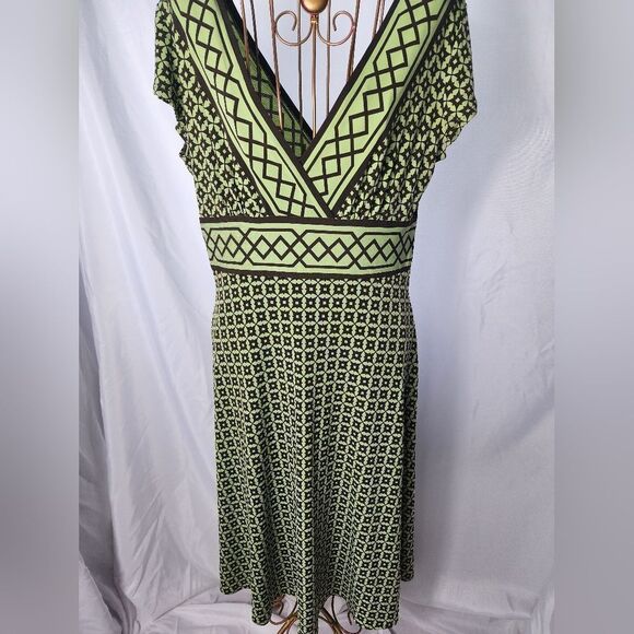 Vintage V~neckline Dress Easy To Pack In Your Suitcase! - Picture 4 of 4